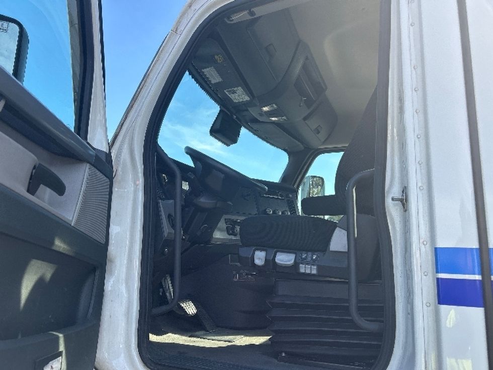 Day Cab Tractor-Heavy Duty Tractors-Freightliner-2022-T11642ST-Norcross-GA-544,471\n\t\tmiles-$ 44,750 - Image 9