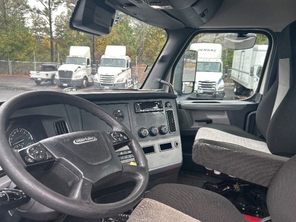 Day Cab Tractor-Heavy Duty Tractors-Freightliner-2022-T11642ST-Norcross-GA-571,831\n\t\tmiles-$ 42,500 - Image 10