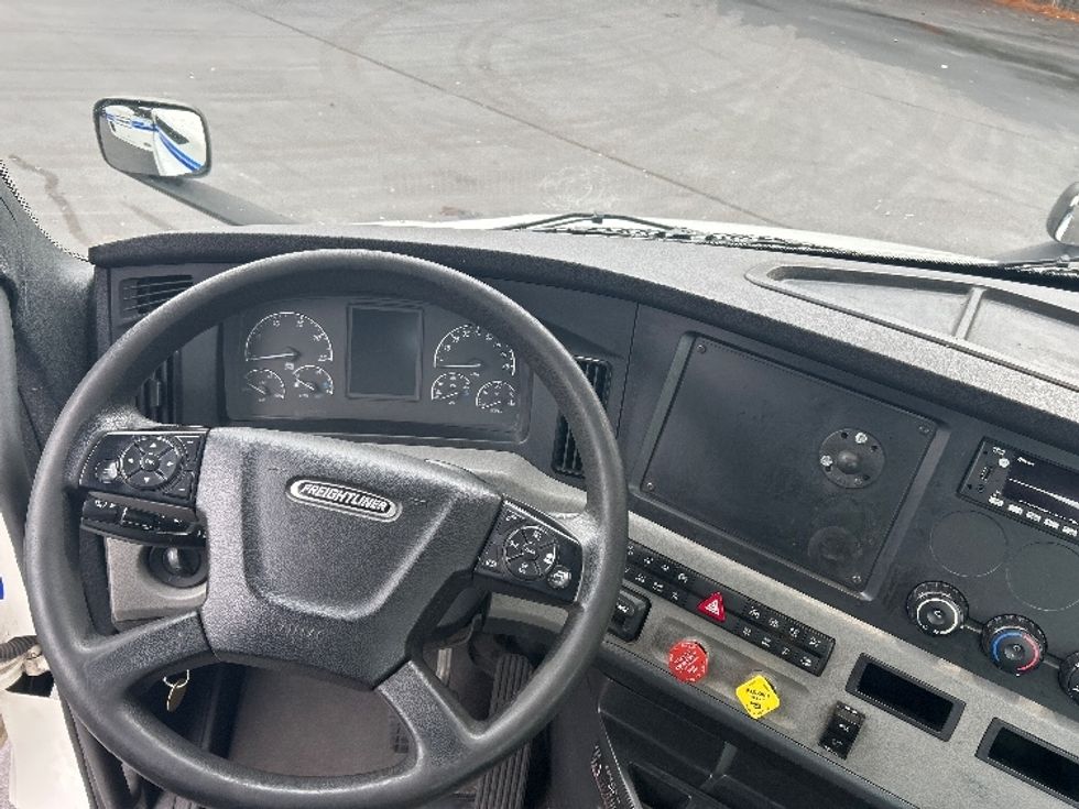 Day Cab Tractor-Heavy Duty Tractors-Freightliner-2022-T11642ST-Norcross-GA-571,831\n\t\tmiles-$ 42,500 - Image 11