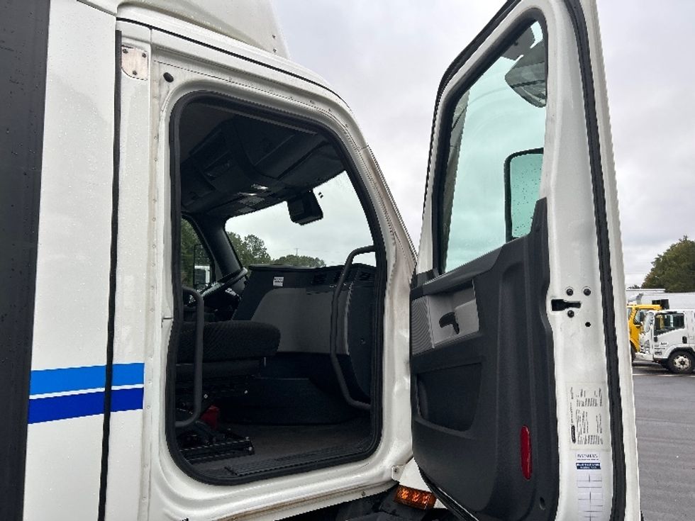 Day Cab Tractor-Heavy Duty Tractors-Freightliner-2022-T11642ST-Norcross-GA-571,831\n\t\tmiles-$ 42,500 - Image 12