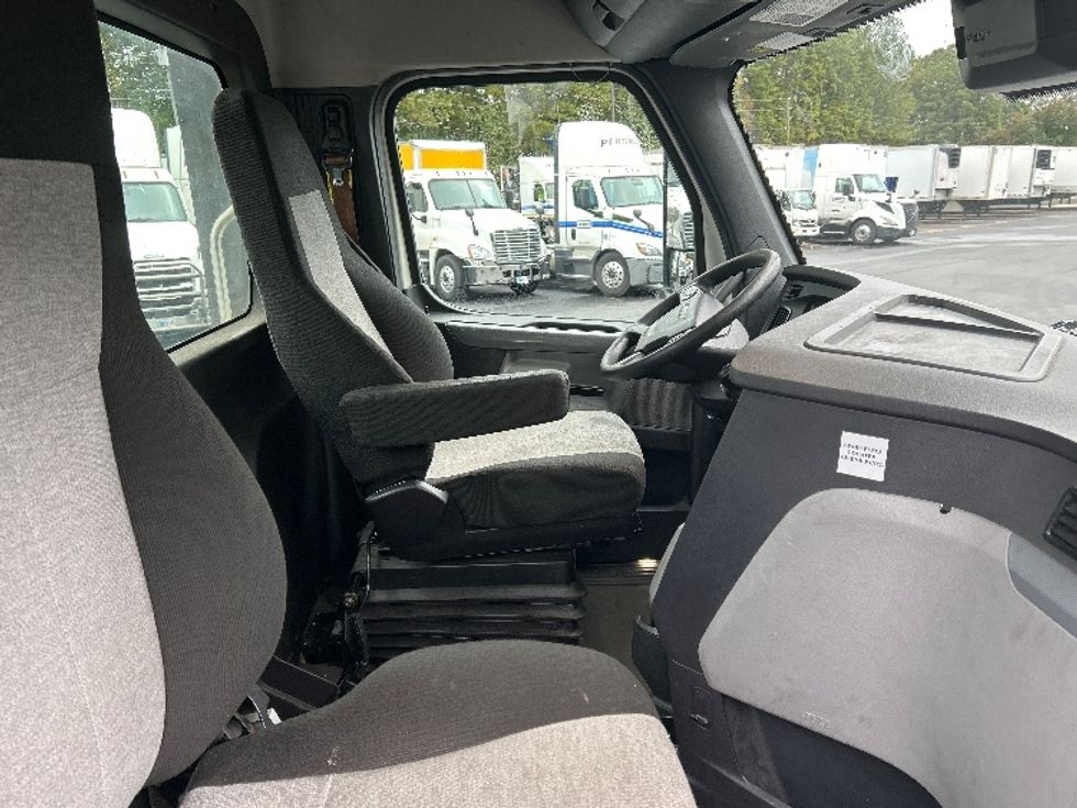 Day Cab Tractor-Heavy Duty Tractors-Freightliner-2022-T11642ST-Norcross-GA-571,831\n\t\tmiles-$ 42,500 - Image 14