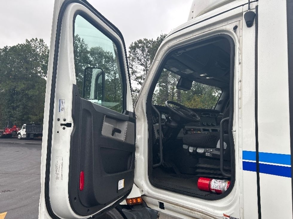 Day Cab Tractor-Heavy Duty Tractors-Freightliner-2022-T11642ST-Norcross-GA-571,831\n\t\tmiles-$ 42,500 - Image 9