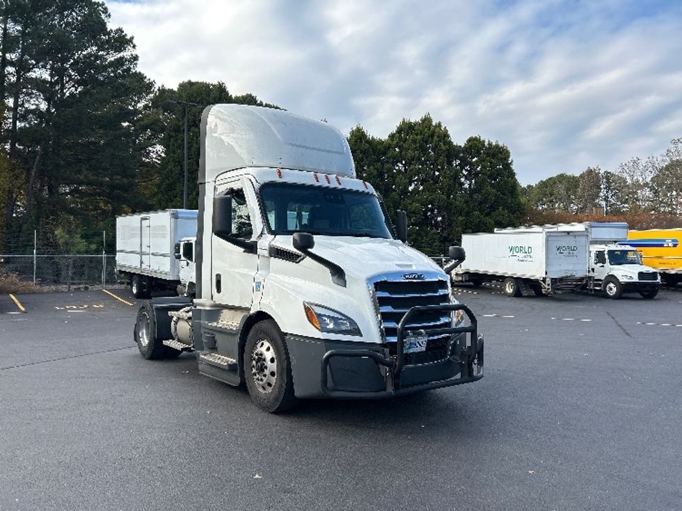 Day Cab Tractor-Heavy Duty Tractors-Freightliner-2022-T11642ST-Norcross-GA-680,978\n\t\tmiles-$ 33,500 - Image 1