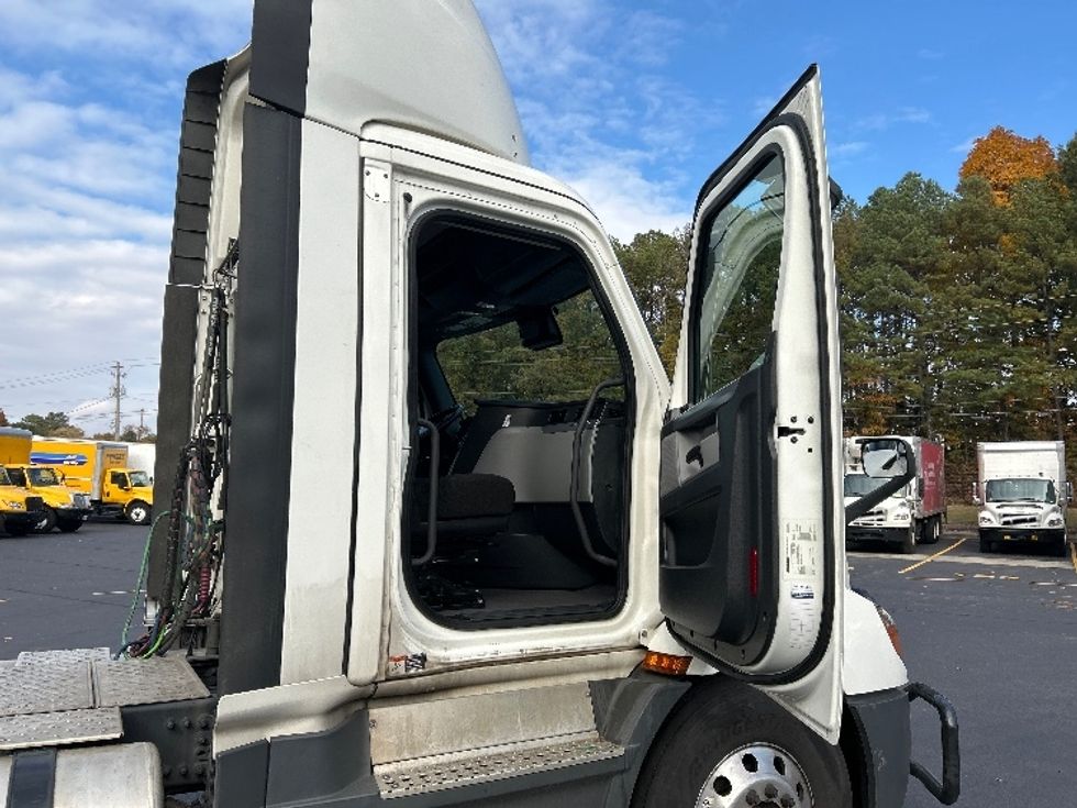 Day Cab Tractor-Heavy Duty Tractors-Freightliner-2022-T11642ST-Norcross-GA-680,978\n\t\tmiles-$ 33,500 - Image 12