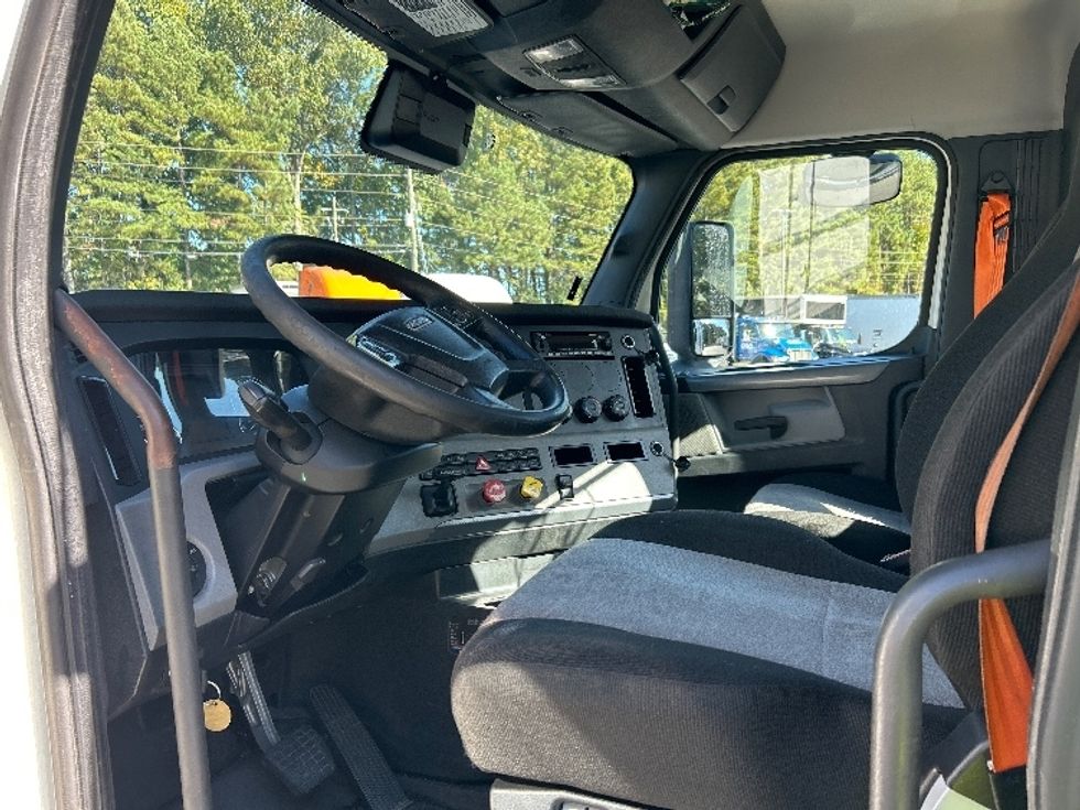 Day Cab Tractor-Heavy Duty Tractors-Freightliner-2022-T11642ST-Norcross-GA-685,951\n\t\tmiles-$ 33,000 - Image 10