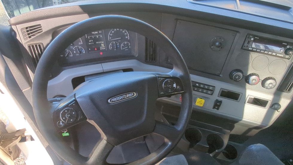 Day Cab Tractor-Heavy Duty Tractors-Freightliner-2022-T11642ST-Suwanee-GA-737,375\n\t\tmiles-$ 28,750 - Image 11