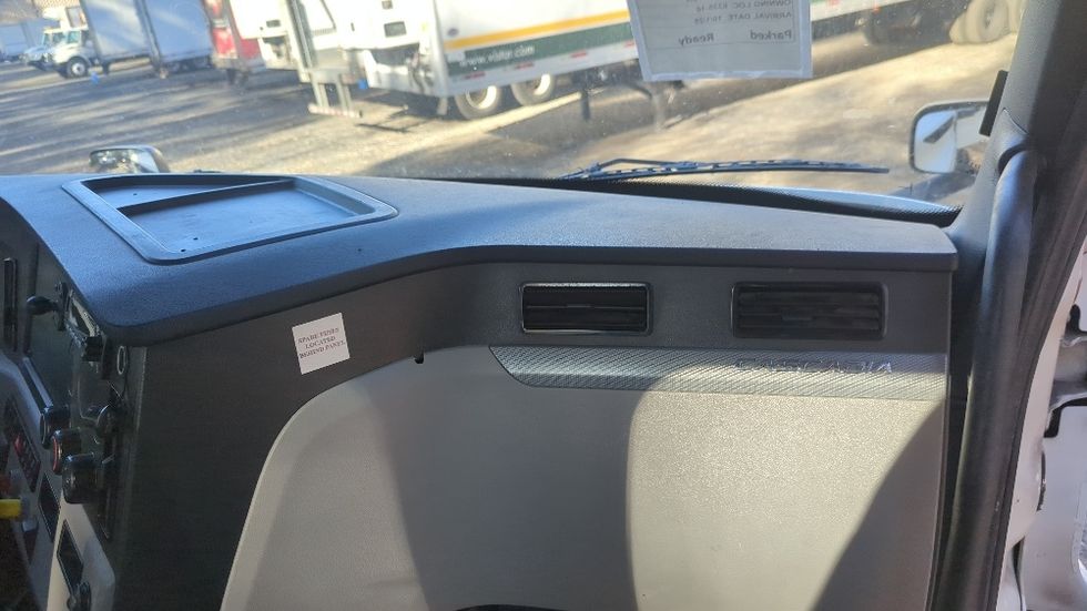 Day Cab Tractor-Heavy Duty Tractors-Freightliner-2022-T11642ST-Suwanee-GA-737,375\n\t\tmiles-$ 28,750 - Image 13