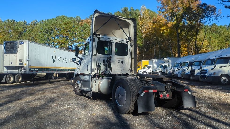 Day Cab Tractor-Heavy Duty Tractors-Freightliner-2022-T11642ST-Suwanee-GA-737,375\n\t\tmiles-$ 28,750 - Image 5