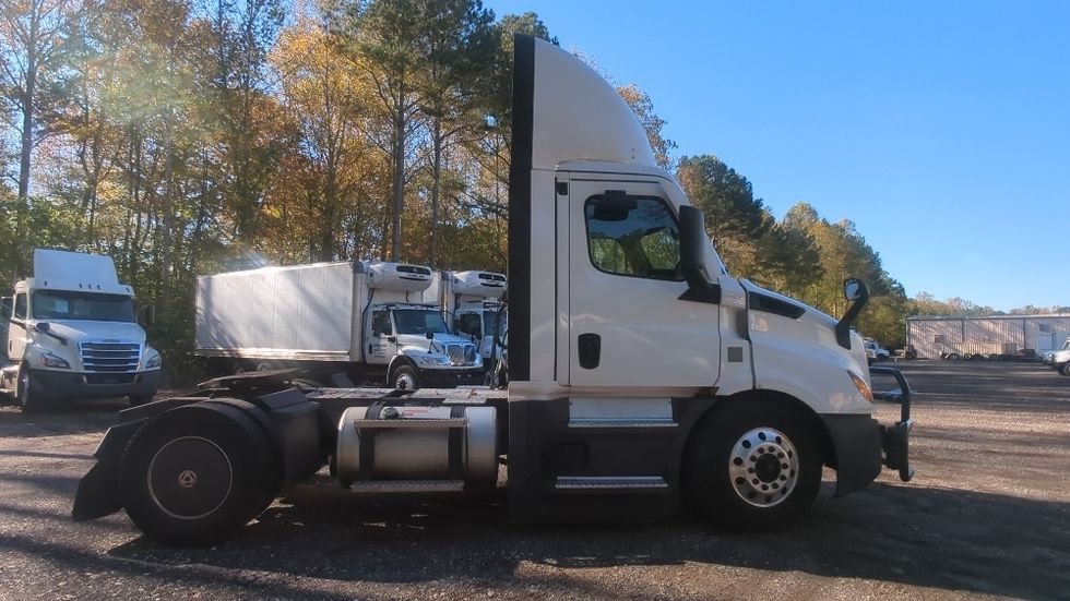Day Cab Tractor-Heavy Duty Tractors-Freightliner-2022-T11642ST-Suwanee-GA-737,375\n\t\tmiles-$ 28,750 - Image 8