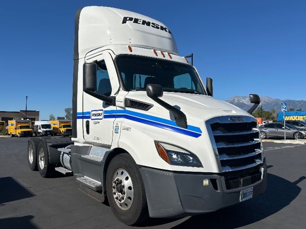 Day Cab Tractor-Heavy Duty Tractors-Freightliner-2022-T11662ST-Fontana-CA-256,049\n\t\tmiles-$ 68,500 - Image 1