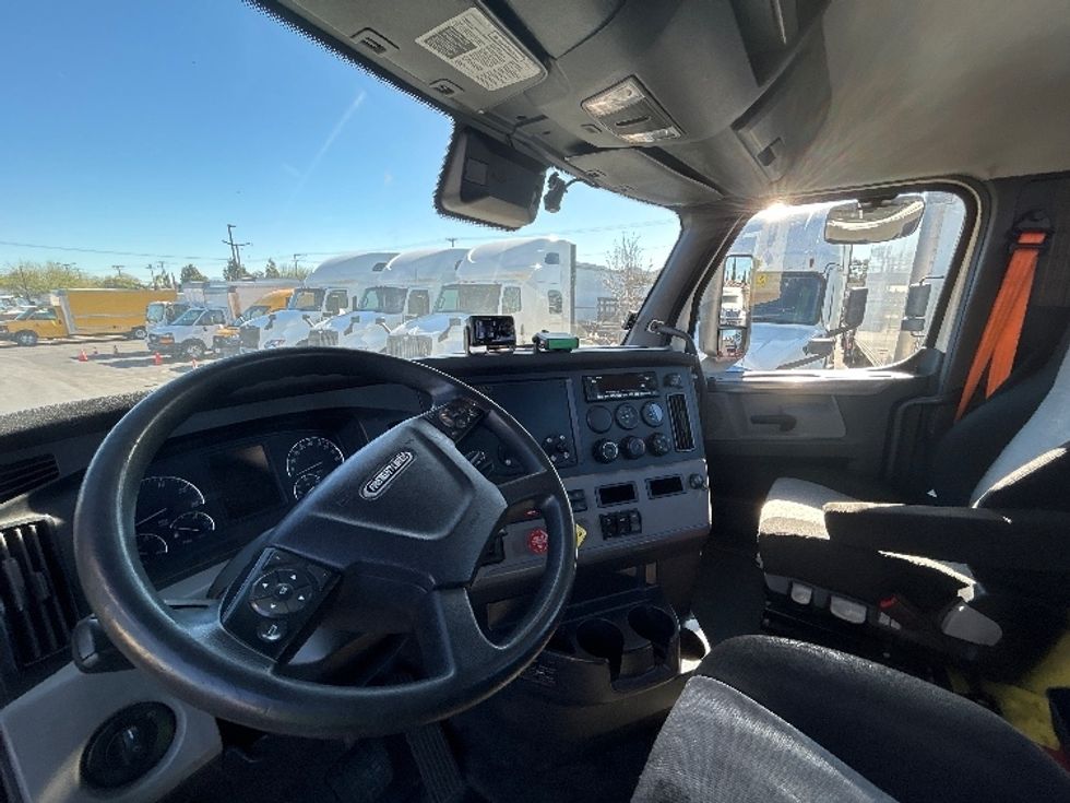 Day Cab Tractor-Heavy Duty Tractors-Freightliner-2022-T11662ST-Fontana-CA-256,049\n\t\tmiles-$ 68,500 - Image 10