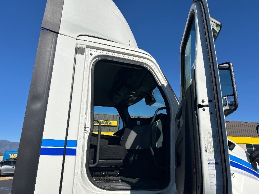 Day Cab Tractor-Heavy Duty Tractors-Freightliner-2022-T11662ST-Fontana-CA-256,049\n\t\tmiles-$ 68,500 - Image 12