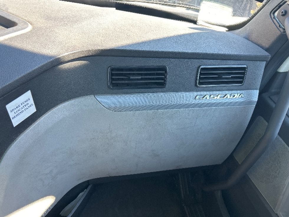 Day Cab Tractor-Heavy Duty Tractors-Freightliner-2022-T11662ST-Fontana-CA-256,049\n\t\tmiles-$ 68,500 - Image 13