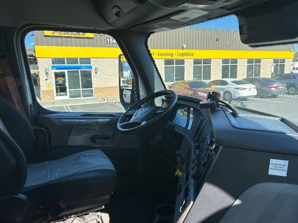 Day Cab Tractor-Heavy Duty Tractors-Freightliner-2022-T11662ST-Fontana-CA-256,049\n\t\tmiles-$ 68,500 - Image 14