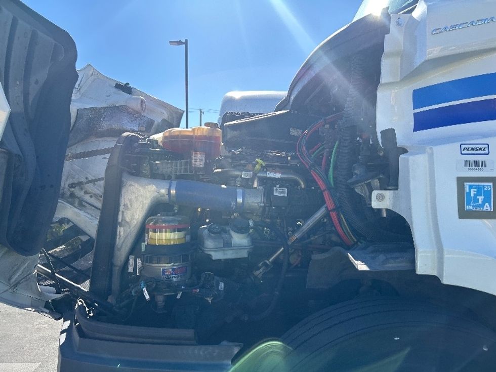 Day Cab Tractor-Heavy Duty Tractors-Freightliner-2022-T11662ST-Fontana-CA-256,049\n\t\tmiles-$ 68,500 - Image 16