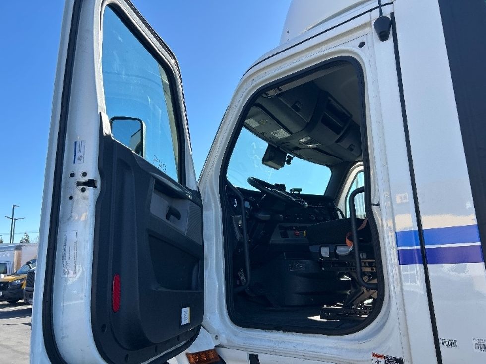 Day Cab Tractor-Heavy Duty Tractors-Freightliner-2022-T11662ST-Fontana-CA-256,049\n\t\tmiles-$ 68,500 - Image 9