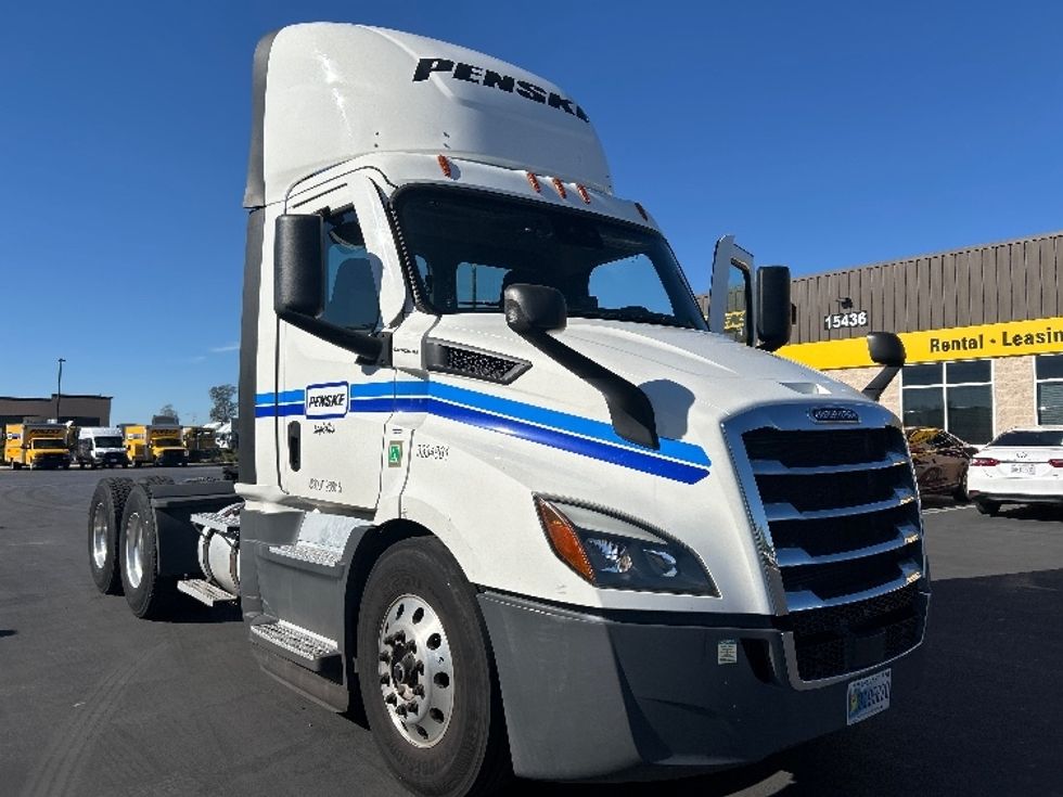 Day Cab Tractor-Heavy Duty Tractors-Freightliner-2022-T11662ST-Fontana-CA-295,284\n\t\tmiles-$ 66,500 - Image 1