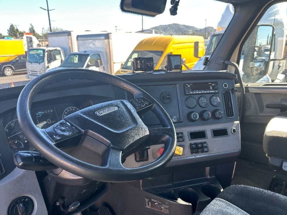 Day Cab Tractor-Heavy Duty Tractors-Freightliner-2022-T11662ST-Fontana-CA-295,284\n\t\tmiles-$ 66,500 - Image 10
