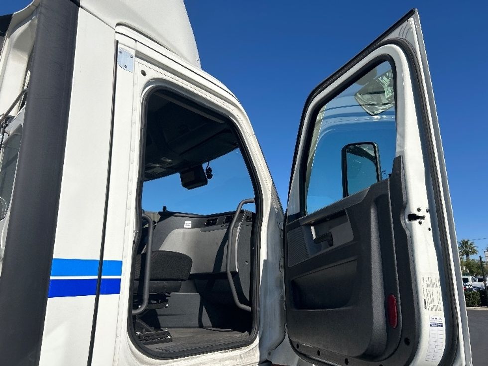 Day Cab Tractor-Heavy Duty Tractors-Freightliner-2022-T11662ST-Fontana-CA-295,284\n\t\tmiles-$ 66,500 - Image 12