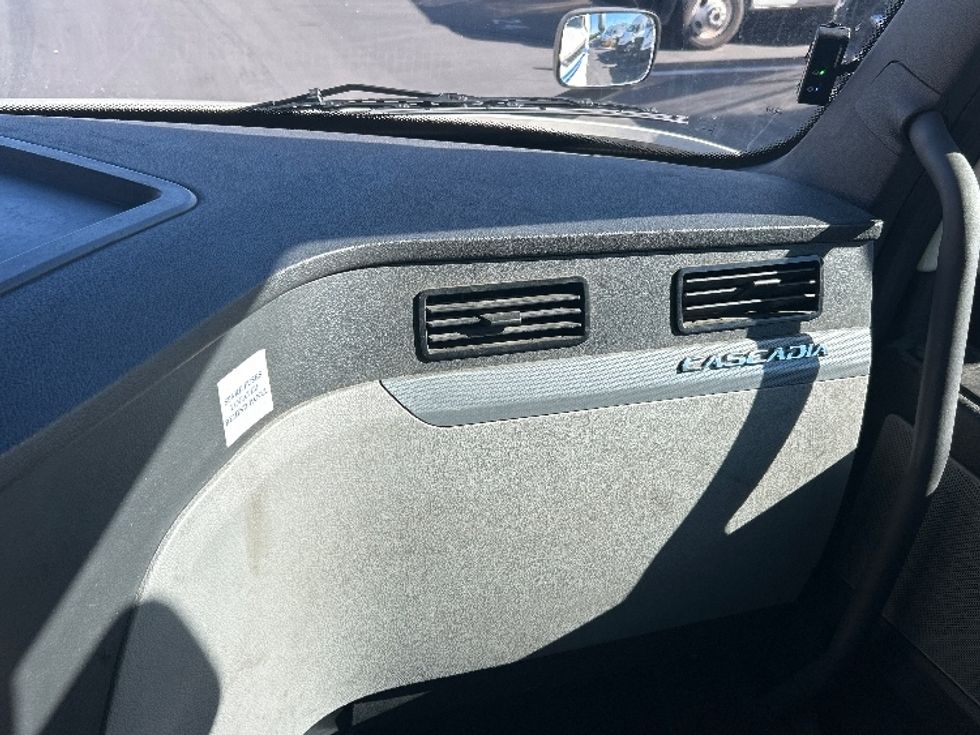 Day Cab Tractor-Heavy Duty Tractors-Freightliner-2022-T11662ST-Fontana-CA-295,284\n\t\tmiles-$ 66,500 - Image 13