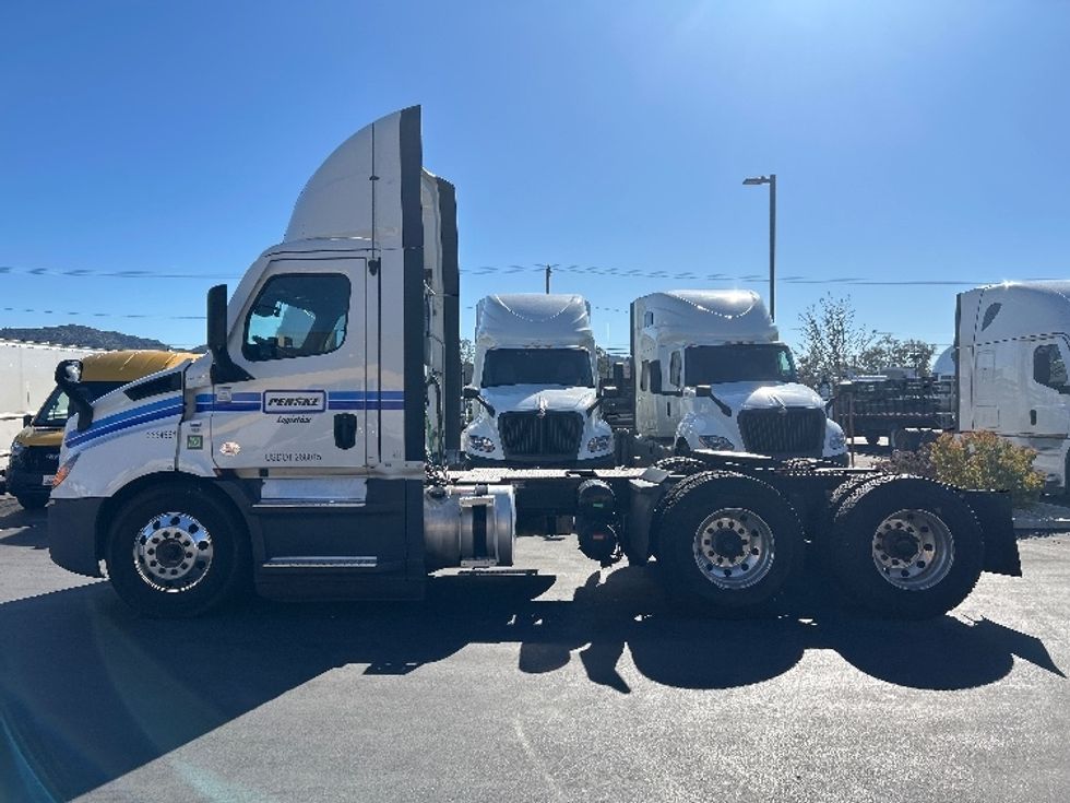 Day Cab Tractor-Heavy Duty Tractors-Freightliner-2022-T11662ST-Fontana-CA-295,284\n\t\tmiles-$ 66,500 - Image 4