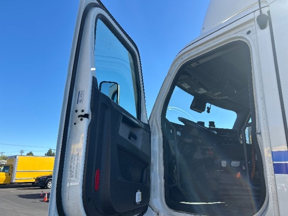 Day Cab Tractor-Heavy Duty Tractors-Freightliner-2022-T11662ST-Fontana-CA-295,284\n\t\tmiles-$ 66,500 - Image 9