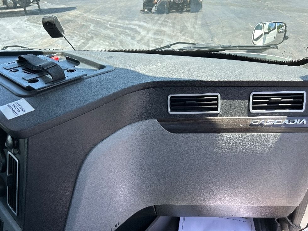 Day Cab Tractor-Heavy Duty Tractors-Freightliner-2022-T11664ST-Akron-OH-505,139\n\t\tmiles-$ 46,000 - Image 13