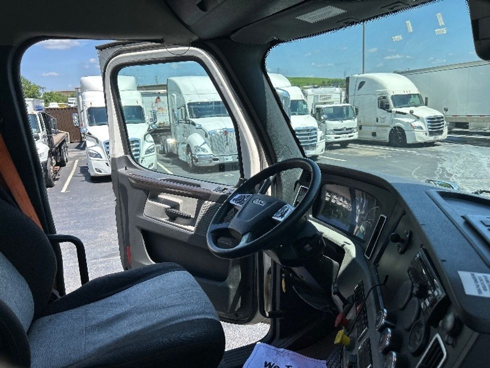 Day Cab Tractor-Heavy Duty Tractors-Freightliner-2022-T11664ST-Akron-OH-505,139\n\t\tmiles-$ 46,000 - Image 14