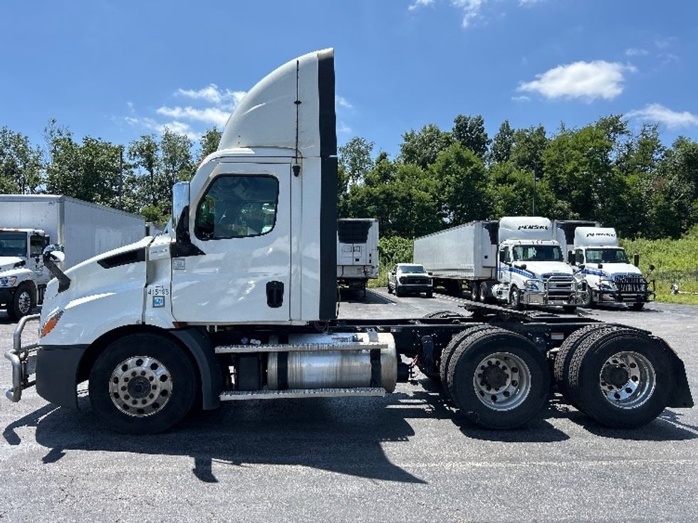 Day Cab Tractor-Heavy Duty Tractors-Freightliner-2022-T11664ST-Akron-OH-505,139\n\t\tmiles-$ 46,000 - Image 4