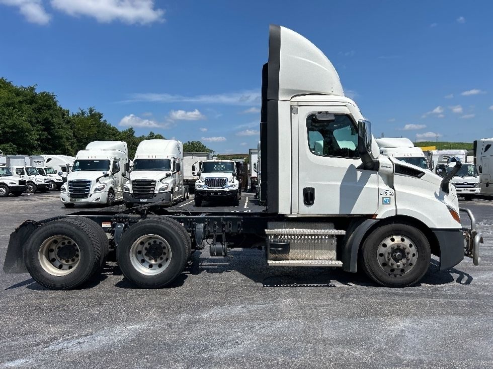 Day Cab Tractor-Heavy Duty Tractors-Freightliner-2022-T11664ST-Akron-OH-505,139\n\t\tmiles-$ 46,000 - Image 8