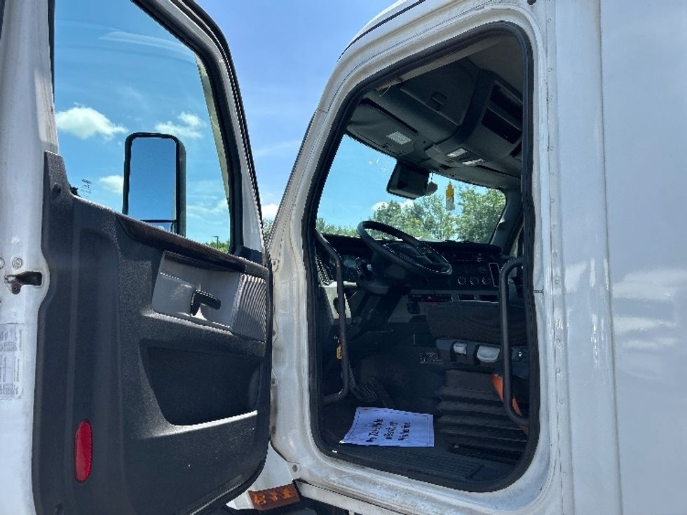 Day Cab Tractor-Heavy Duty Tractors-Freightliner-2022-T11664ST-Akron-OH-505,139\n\t\tmiles-$ 46,000 - Image 9