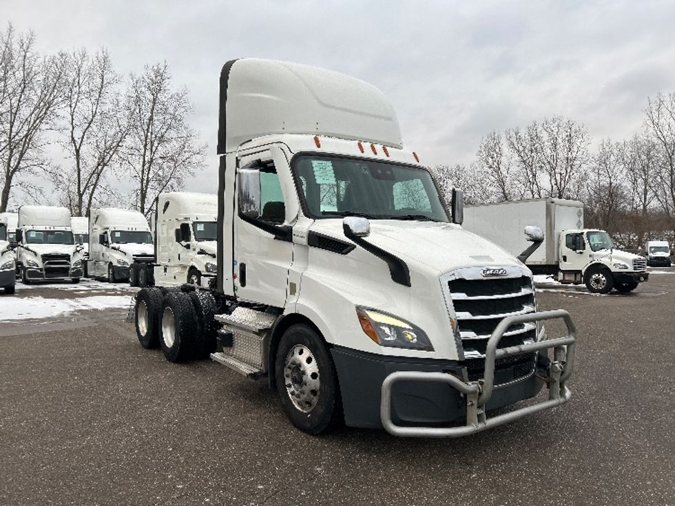Day Cab Tractor-Heavy Duty Tractors-Freightliner-2022-T11664ST-Akron-OH-670,787\n\t\tmiles-$ 29,000 - Image 1