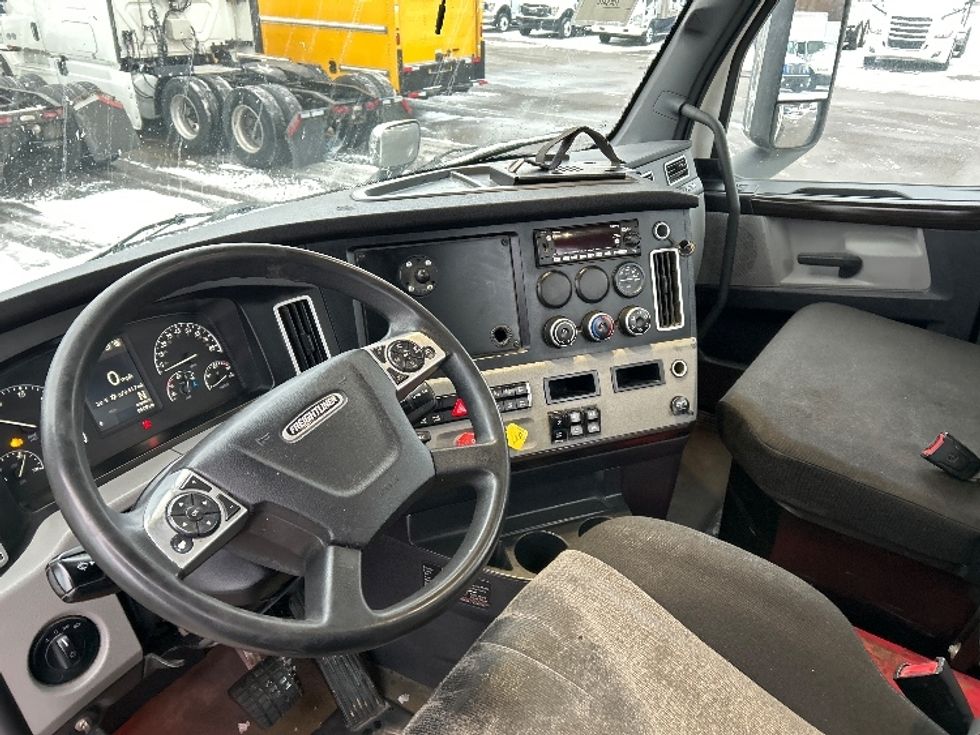 Day Cab Tractor-Heavy Duty Tractors-Freightliner-2022-T11664ST-Akron-OH-670,787\n\t\tmiles-$ 29,000 - Image 10