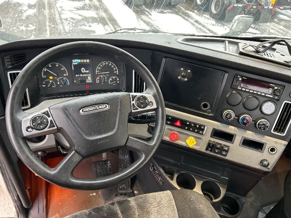 Day Cab Tractor-Heavy Duty Tractors-Freightliner-2022-T11664ST-Akron-OH-670,787\n\t\tmiles-$ 29,000 - Image 11