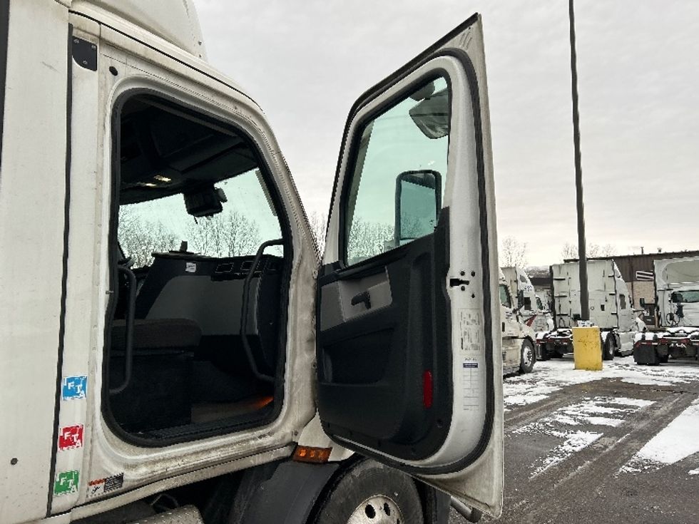 Day Cab Tractor-Heavy Duty Tractors-Freightliner-2022-T11664ST-Akron-OH-670,787\n\t\tmiles-$ 29,000 - Image 12