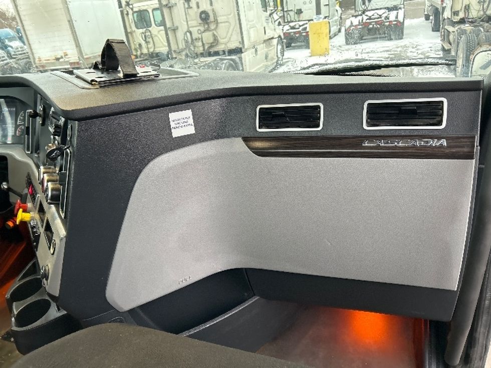 Day Cab Tractor-Heavy Duty Tractors-Freightliner-2022-T11664ST-Akron-OH-670,787\n\t\tmiles-$ 29,000 - Image 13