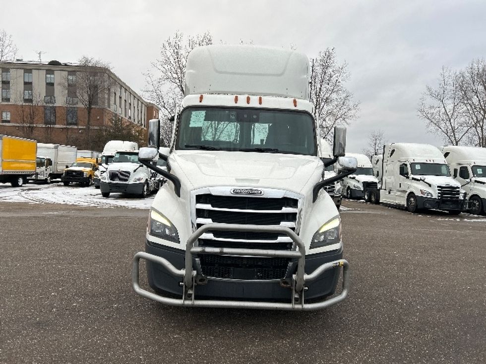 Day Cab Tractor-Heavy Duty Tractors-Freightliner-2022-T11664ST-Akron-OH-670,787\n\t\tmiles-$ 29,000 - Image 2