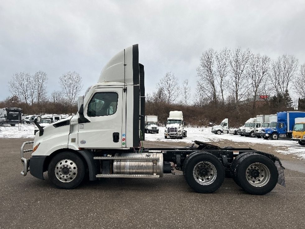 Day Cab Tractor-Heavy Duty Tractors-Freightliner-2022-T11664ST-Akron-OH-670,787\n\t\tmiles-$ 29,000 - Image 4