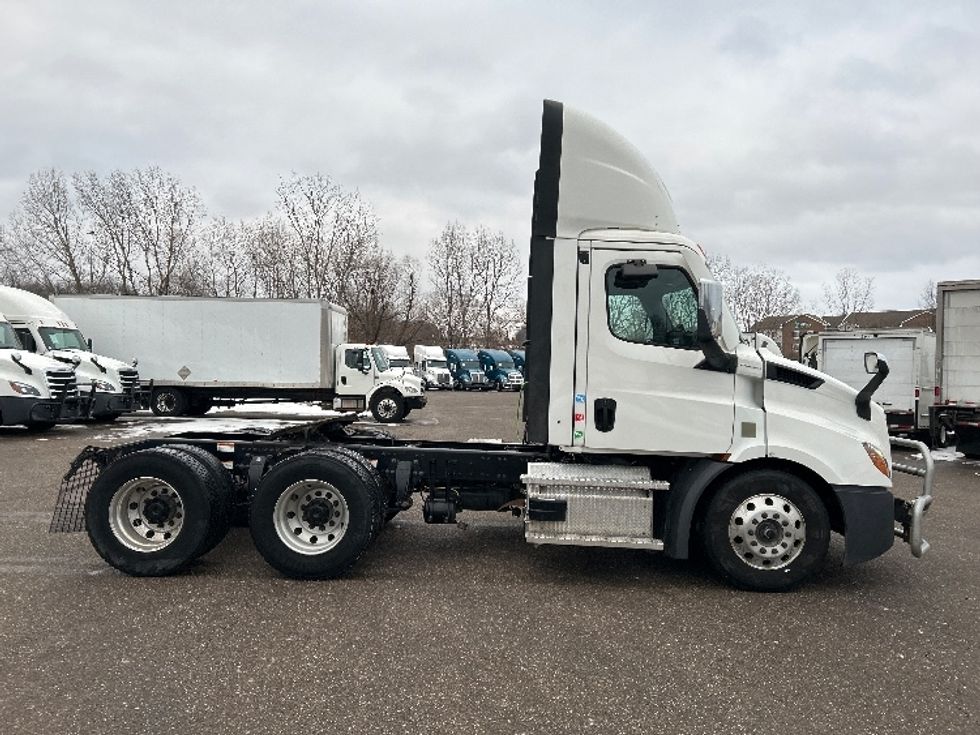 Day Cab Tractor-Heavy Duty Tractors-Freightliner-2022-T11664ST-Akron-OH-670,787\n\t\tmiles-$ 29,000 - Image 8