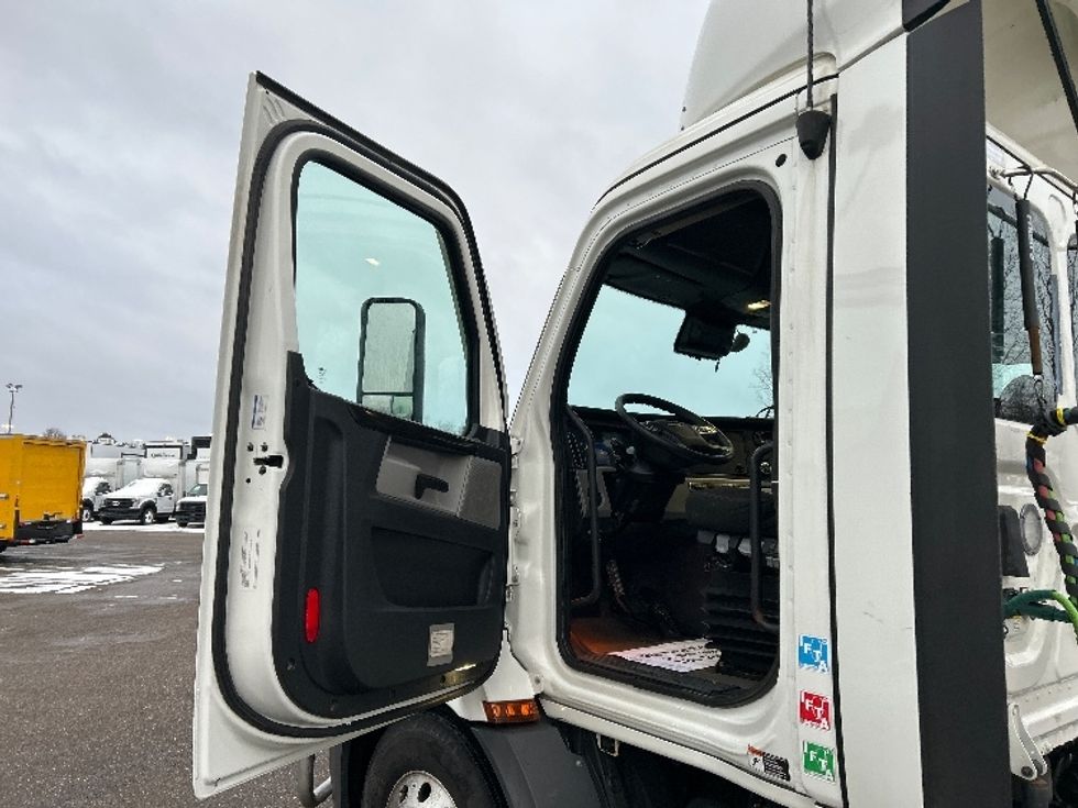 Day Cab Tractor-Heavy Duty Tractors-Freightliner-2022-T11664ST-Akron-OH-670,787\n\t\tmiles-$ 29,000 - Image 9