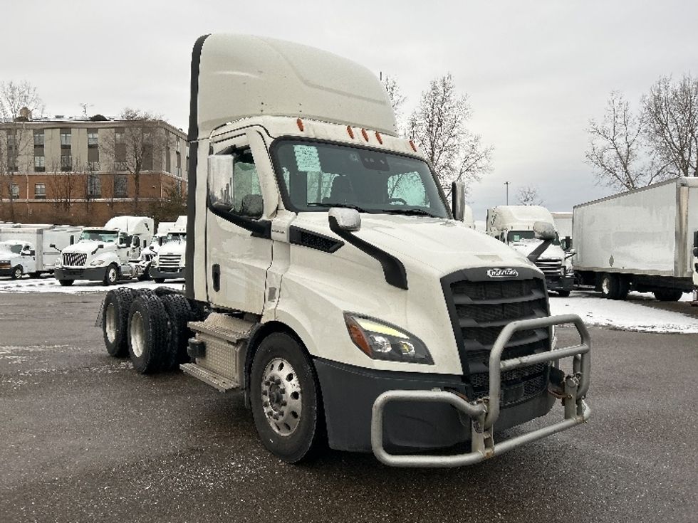 Day Cab Tractor-Heavy Duty Tractors-Freightliner-2022-T11664ST-Akron-OH-673,958\n\t\tmiles-$ 29,000 - Image 1