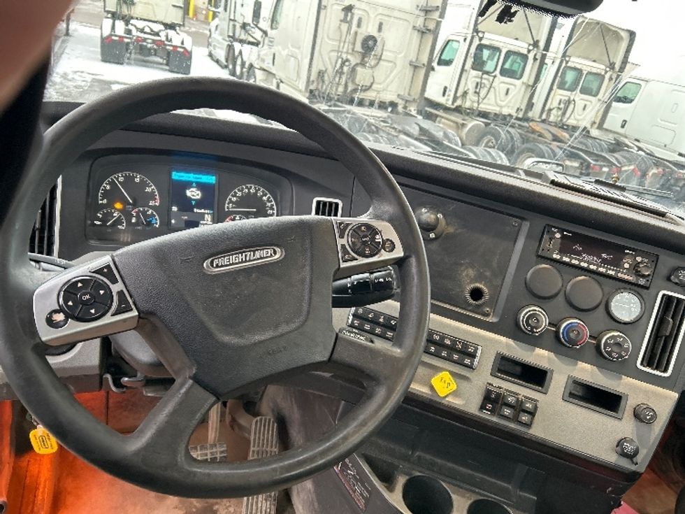 Day Cab Tractor-Heavy Duty Tractors-Freightliner-2022-T11664ST-Akron-OH-673,958\n\t\tmiles-$ 29,000 - Image 11