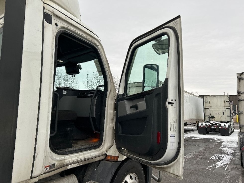 Day Cab Tractor-Heavy Duty Tractors-Freightliner-2022-T11664ST-Akron-OH-673,958\n\t\tmiles-$ 29,000 - Image 12