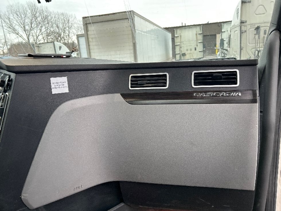 Day Cab Tractor-Heavy Duty Tractors-Freightliner-2022-T11664ST-Akron-OH-673,958\n\t\tmiles-$ 29,000 - Image 13