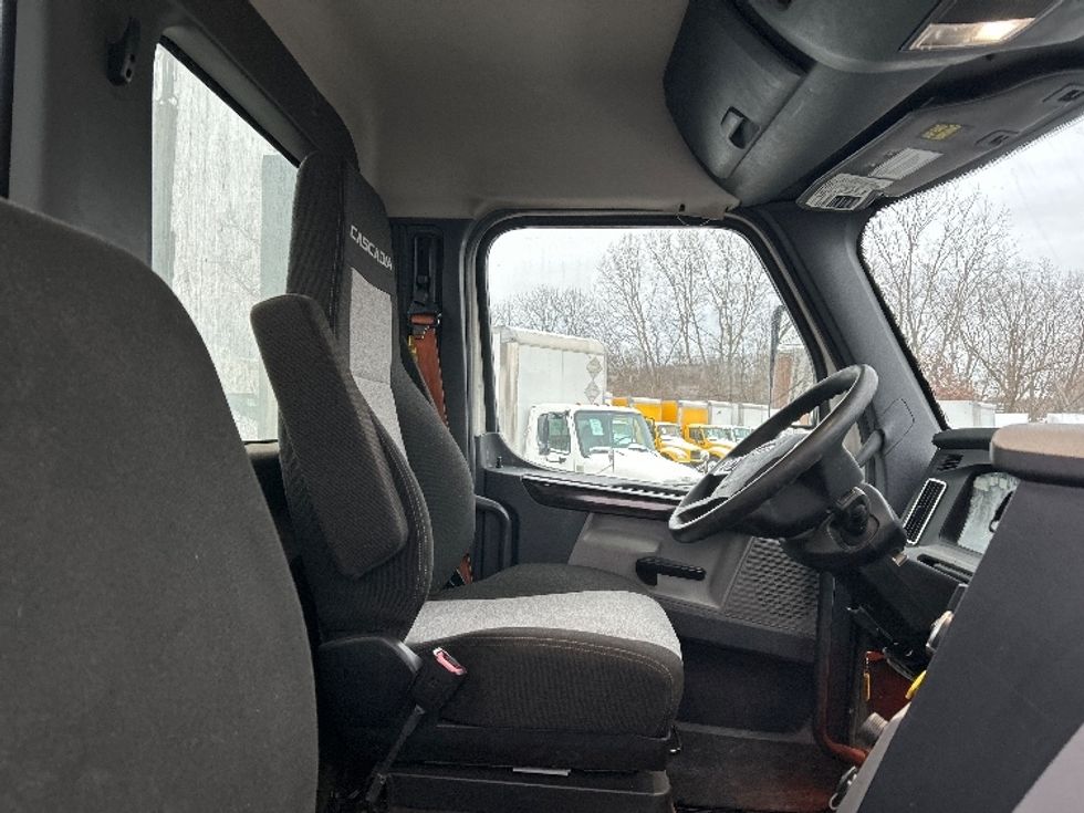 Day Cab Tractor-Heavy Duty Tractors-Freightliner-2022-T11664ST-Akron-OH-673,958\n\t\tmiles-$ 29,000 - Image 14