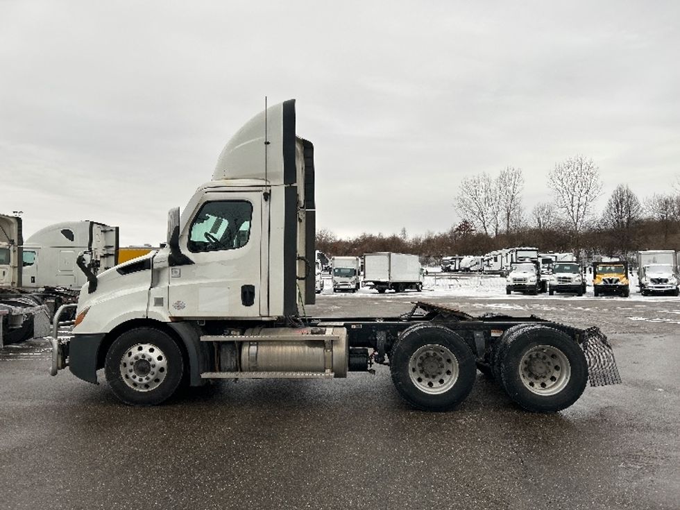 Day Cab Tractor-Heavy Duty Tractors-Freightliner-2022-T11664ST-Akron-OH-673,958\n\t\tmiles-$ 29,000 - Image 4