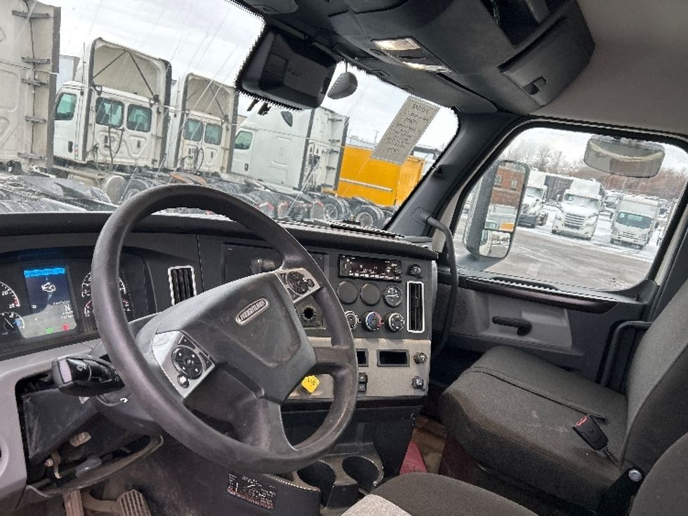 Day Cab Tractor-Heavy Duty Tractors-Freightliner-2022-T11664ST-Akron-OH-673,958\n\t\tmiles-$ 29,000 - Image 8