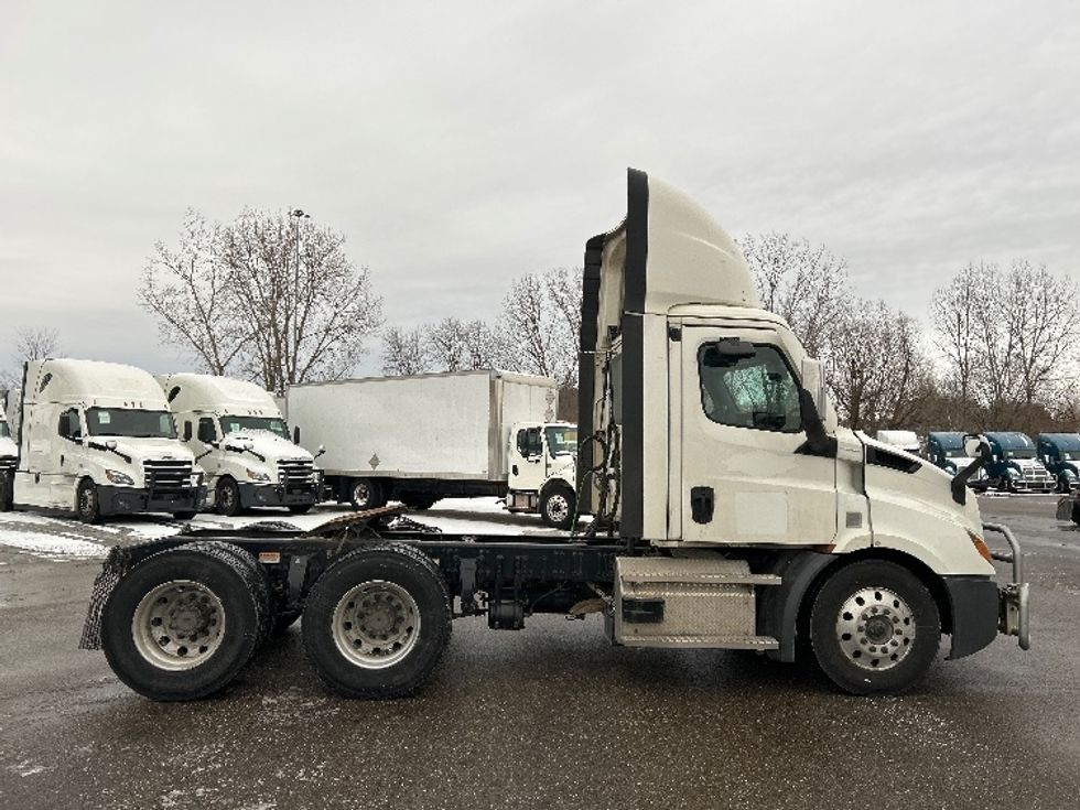Day Cab Tractor-Heavy Duty Tractors-Freightliner-2022-T11664ST-Akron-OH-673,958\n\t\tmiles-$ 29,000 - Image 9