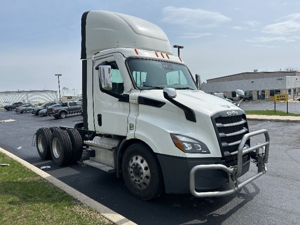 Day Cab Tractor-Heavy Duty Tractors-Freightliner-2022-T11664ST-Allentown-PA-643,440\n\t\tmiles-$ 29,250 - Image 1