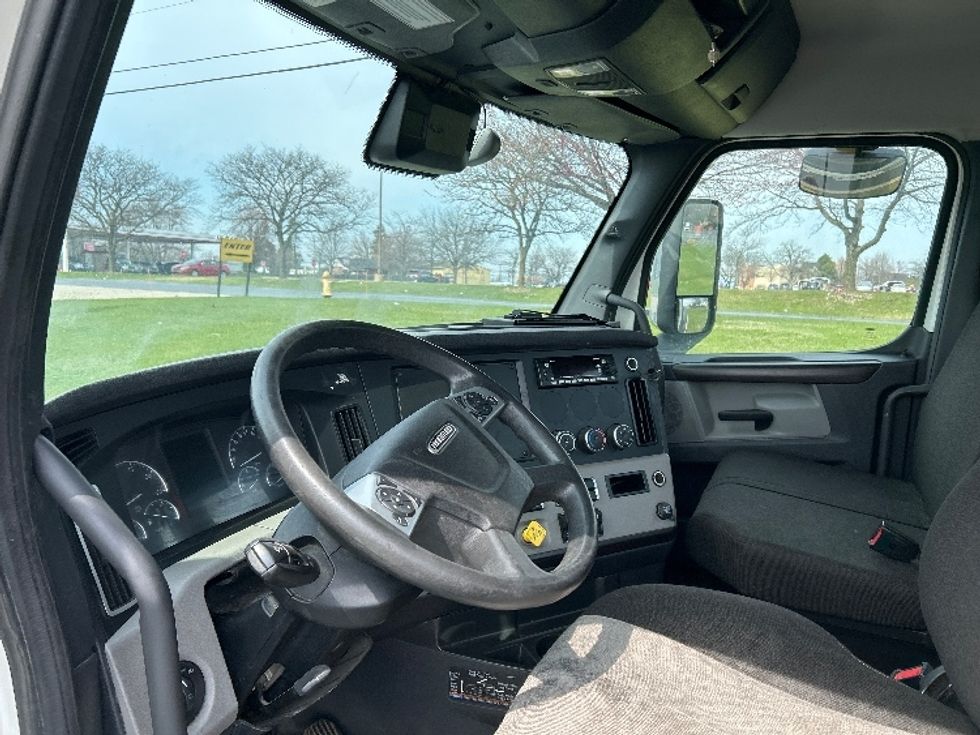 Day Cab Tractor-Heavy Duty Tractors-Freightliner-2022-T11664ST-Allentown-PA-643,440\n\t\tmiles-$ 29,250 - Image 10